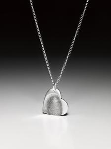 Silberkette mit einem kleinen Fingerprint-Herzanhänger in Feinsilber